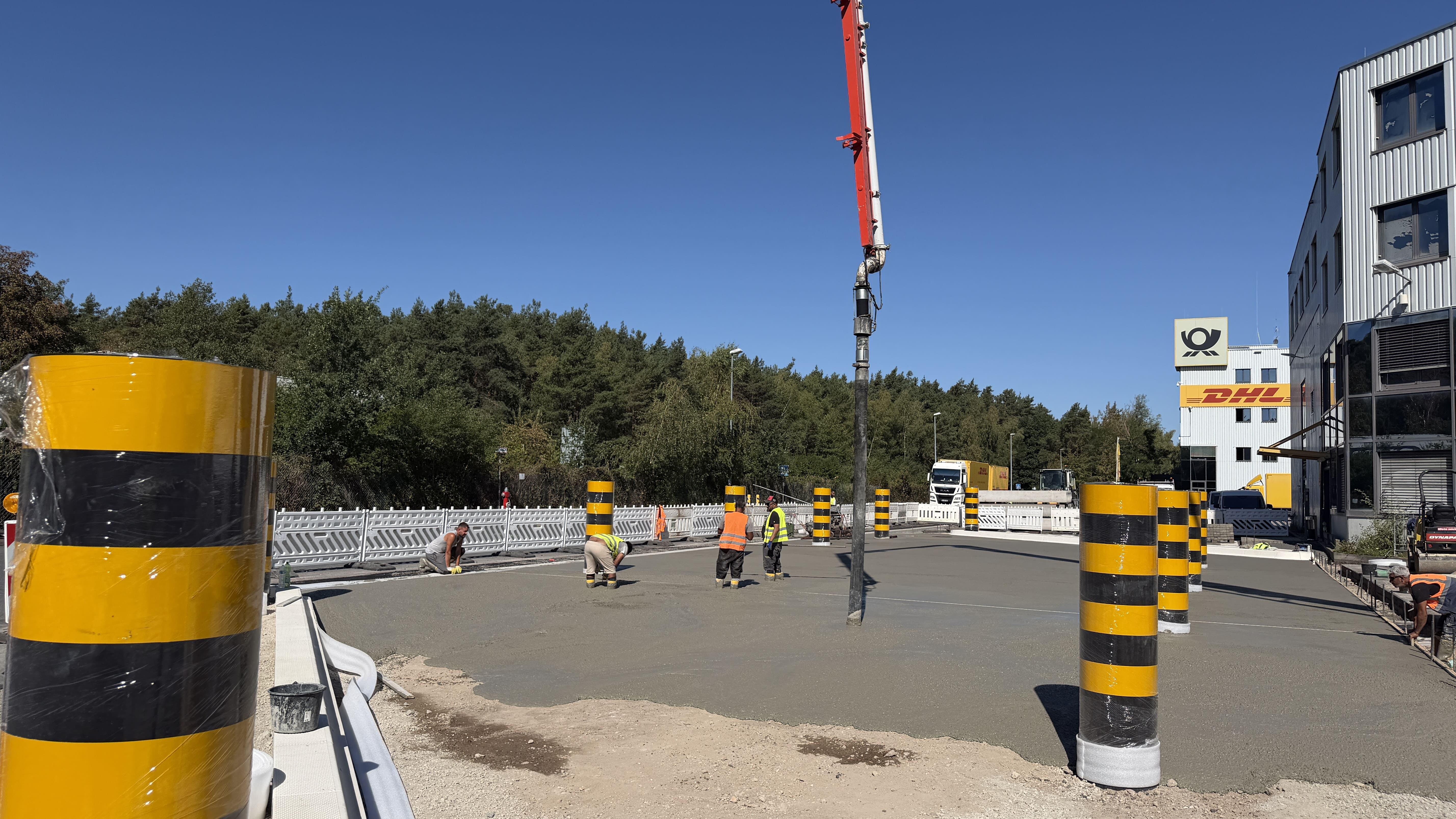 Weitere Betonagearbeiten mit Autobetonpumpe auf dem Betriebsgelände der DHL.